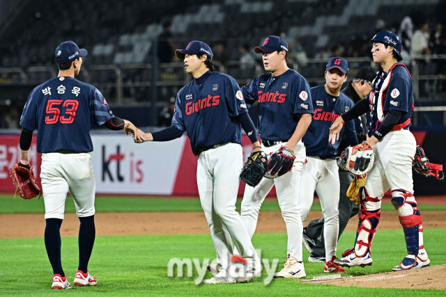 6일 경기도 수원 KT위즈파크에서 열린 '2026 신한 SOL BANK KBO리그' 롯데 자이언츠 와 KT 위즈 경기. 롯데가 8-1로 KT에 승리 후 기뻐하고 있다./수원=한혁승 기자