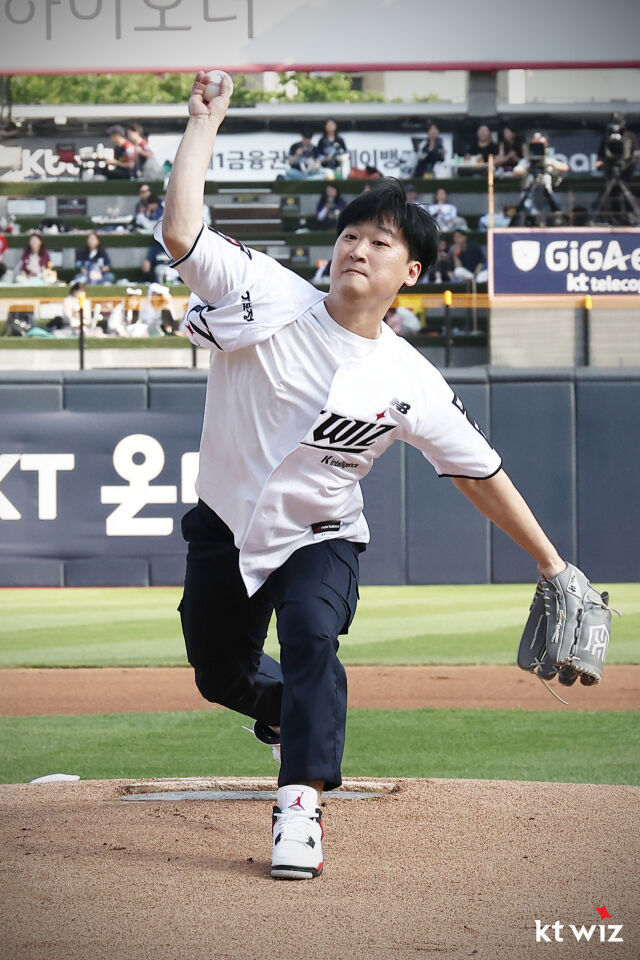 박영수 소방장이 5월 23일 시구를 하고 있다./KT 위즈 제공