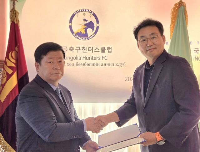 김동근 헌터스FC 구단주(왼쪽)가 김원석 (주)국대 회장을 새 대표로 영입한 뒤 손을 맞잡고 있다. /(주)국대 제공