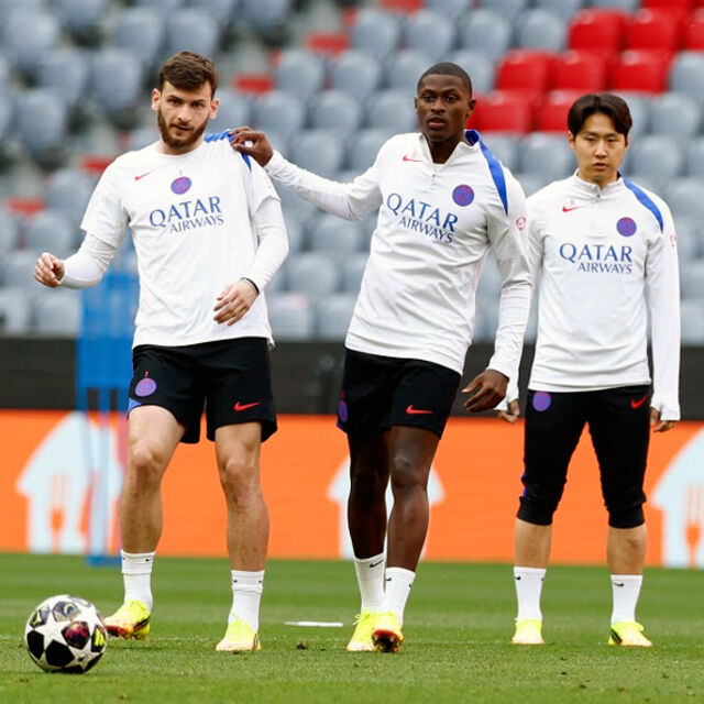 PSG의 이강인(오른쪽)이 바이에른 뮌헨과의 2025-26시즌 UEFA 챔피언스리그 4강 1차전을 앞두고 독일 뮌헨에서 팀 훈련을 하고 있다./PSG