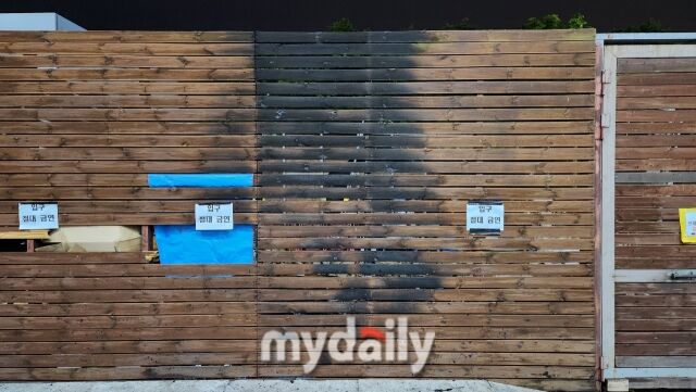 5월 6일 화재가 발생한 수원 야구장 외부 분리수거장. 외벽에 그을음으로 화재의 흔적을 찾아볼 수 있다./수원=김경현 기자
