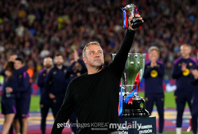 '부친상'을 당한 한지 플릭 바르셀로나 감독이 2026년 5월 11일 스페인 바르셀로나의 스포티파이 캄노우에서 펼쳐진 2025-26시즌 스페인 프리메라리가 35라운드 레알 마드리드와의 맞대결에서 2-0으로 승리하며 바르셀로나의 우승을 이끌었다. /게티이미지코리아