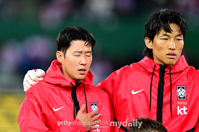 축구대표팀의 손흥민(왼쪽)이 2026년 3월 오스트리아 빈에서 열린 오스트리아와의 평가전에 앞서 애국가를 부르고 있다./게티이미지코리아