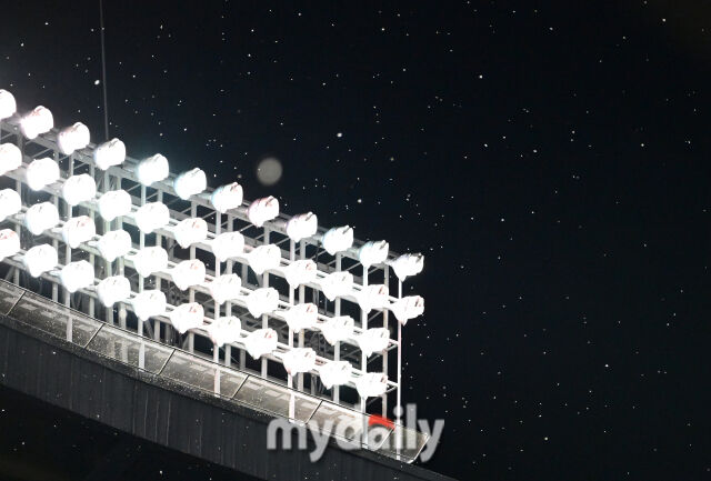 동양하루살이가 잠실구장 하늘을 뒤덮고 있다 / 잠실 = 유진형 기자 zolong@mydaily.co.kr