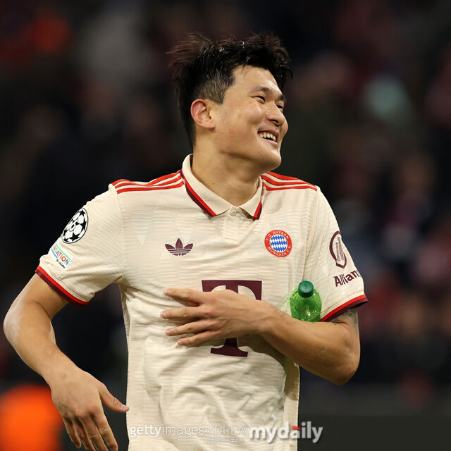 바이에른 뮌헨의 김민재가 독일 뮌헨에서 열린 PSG와의 2025-26시즌 UEFA 챔피언스리그 경기에서 득점 후 웃고있다./게티이미지코리아