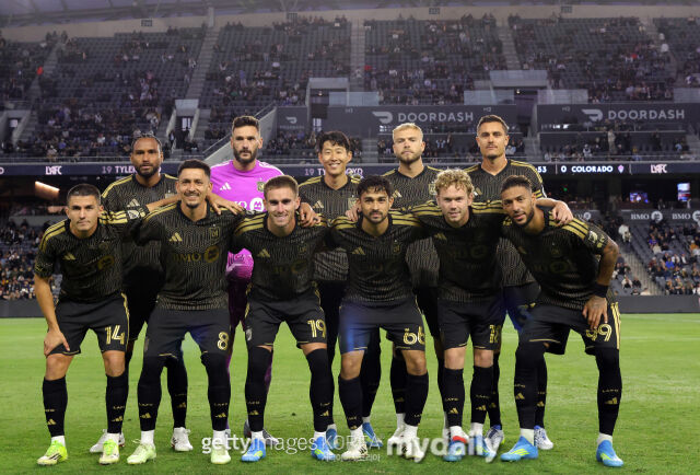 LAFC 선수들이 2026년 4월 미국 LA에서 열린 콜로라도와의 2026시즌 MLS 경기에 앞서 단체 촬영을 하고 있다./게티이미지코리아