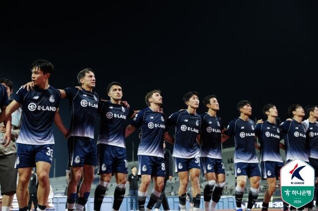 서울 이랜드가 24일 목동종합운동장에서 열린 성남FC와의 13라운드 홈 경기에서 3-1로 승리했다. 승리한 뒤 기뻐하고 있는 서울 이랜드 선수단./프로축구연맹 제공