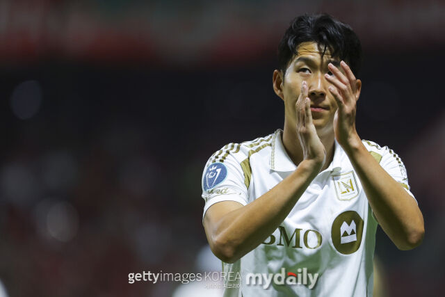 LAFC의 손흥민이 2026년 5월 멕시코 톨루카에서 열린 2026시즌 북중미축구연맹 챔피언스컵 4강 2차전에서 팬들을 향해 박수를 보내고 있다./게티이미지코리아