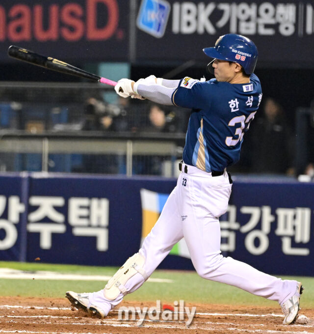 2026년 5월 2일 오후 서울 잠실구장에서 열린 '2026 신한 SOL KBO리그' NC 다이노스와 LG 트윈스의 경기. NC 한석현이 6회초 2사 1.3루서 타격하고 있다./마이데일리