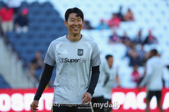 LAFC의 손흥민이 2026년 5월 미국 세인트루이스에서 열린 2026시즌 MLS 경기를 앞두고 웃고 있다./게티이미지코리아