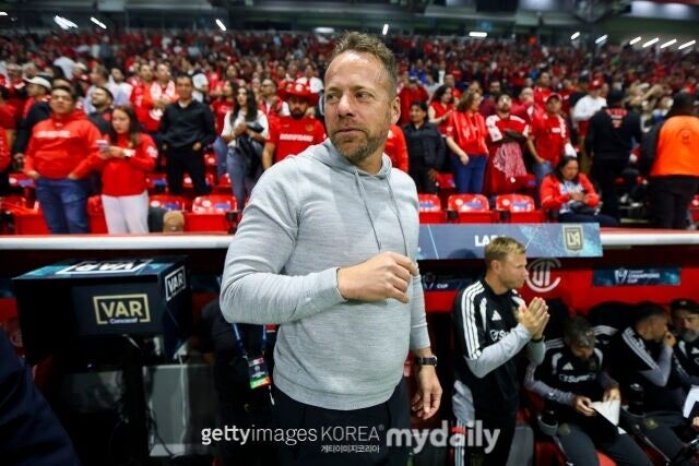 LAFC 마크 도스 산토스 감독이 7일 펼쳐진 톨루카와의 ‘2026 북중미카리브축구연맹(CONCACAF) 챔피언스컵’ 준결승 2차전을 지켜보고 있다./게티이미지코리아