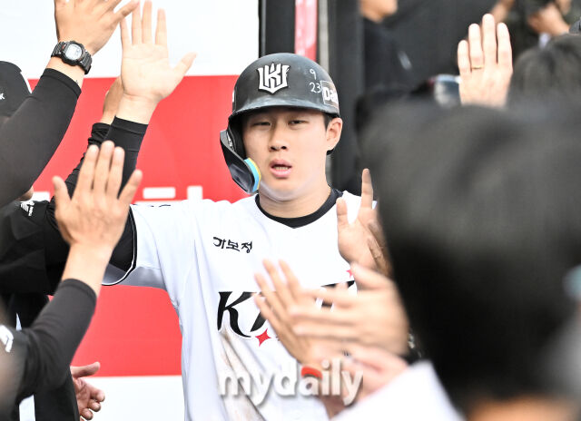 [MD포토] 최원준, '짜릿한 첫 득점'