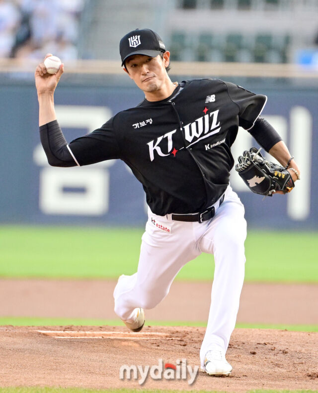 2026년 5월 28일 오후 서울 잠실구장에서 열린 '2026 신한 SOL KBO리그' KT 위즈와 두산 베어스의 경기. KT 선발투수 고영표가 역투하고 있다./잠실=유진형 기자