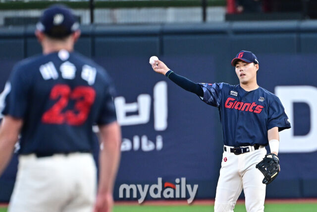 6일 경기도 수원 KT위즈파크에서 열린 '2026 신한 SOL BANK KBO리그' 롯데 자이언츠 와 KT 위즈 경기. 롯데 고승민이 1회말 무사 3루 KT 최원준의 땅볼 수비 실책으로 1실점을 했다./수원=한혁승 기자