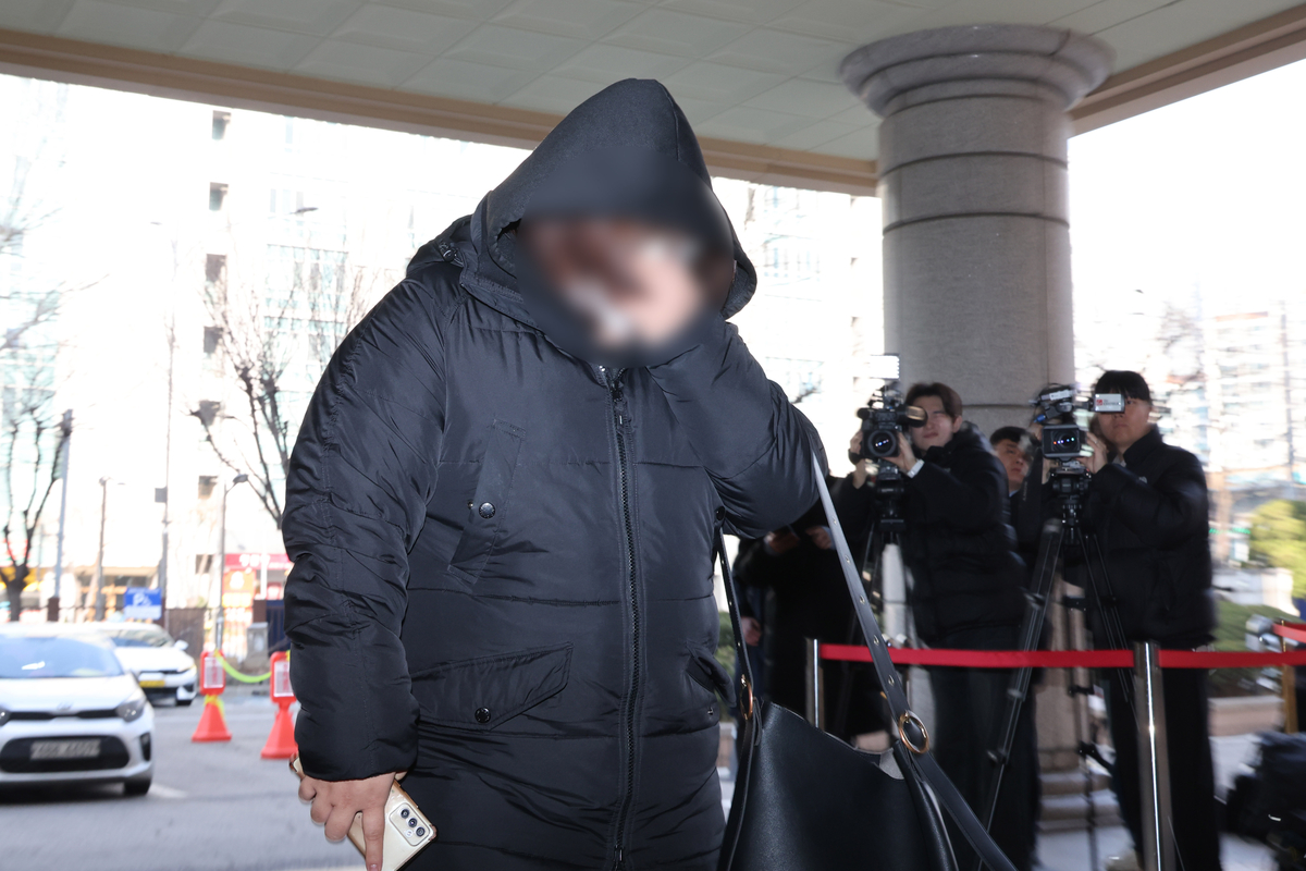약에 취한 상태로 운전하다 추락 사고를 낸 포르쉐 운전자에게 약물을 건넨 혐의를 받는 전직 간호조무사가 지난 3월 10일 구속 전 피의자 심문(영장실질심사)을 위해 서울서부지법에 출석하고 있다. 연합뉴스