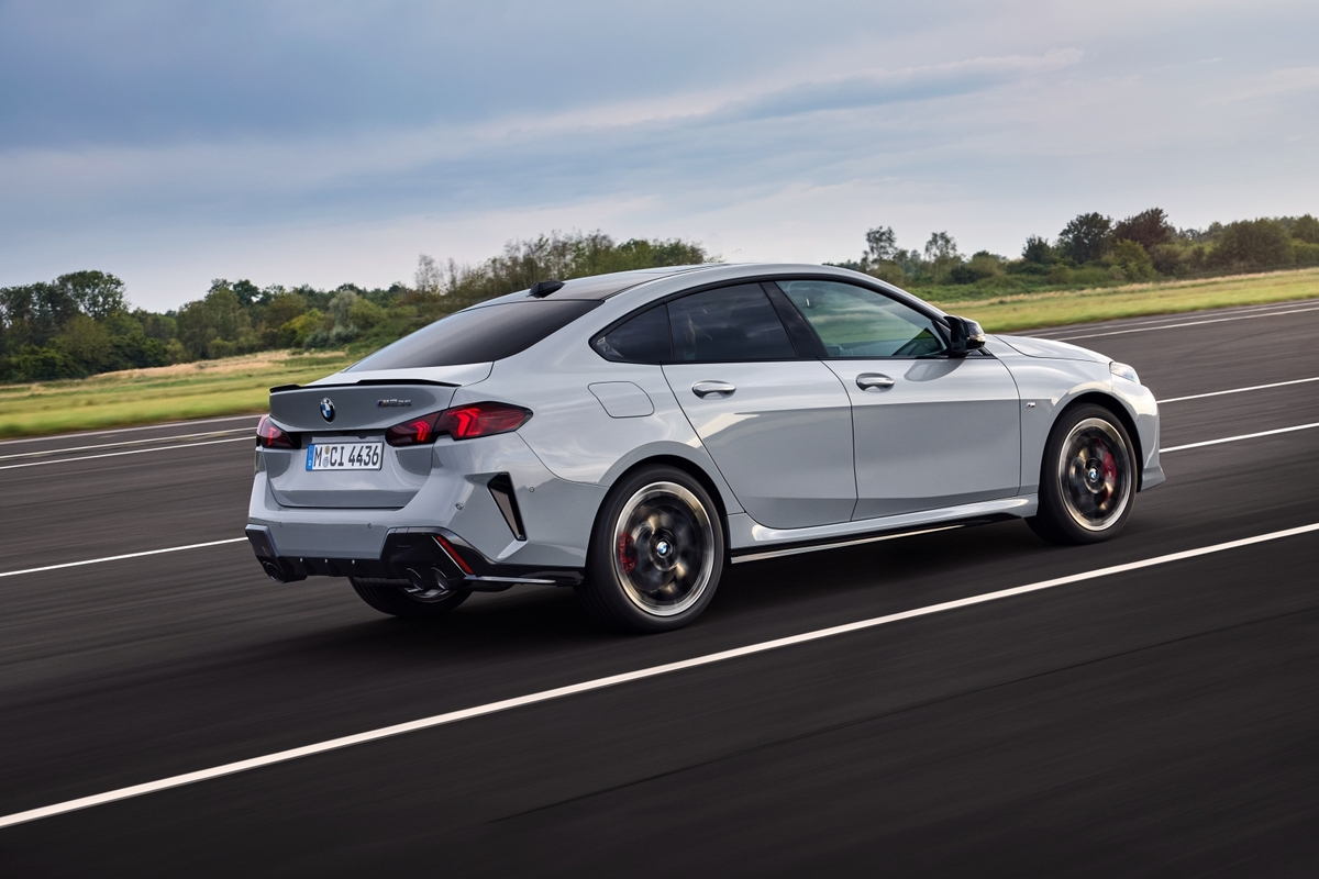 BMW M235 xDrive가 도로를 주행하고 있다. BMW