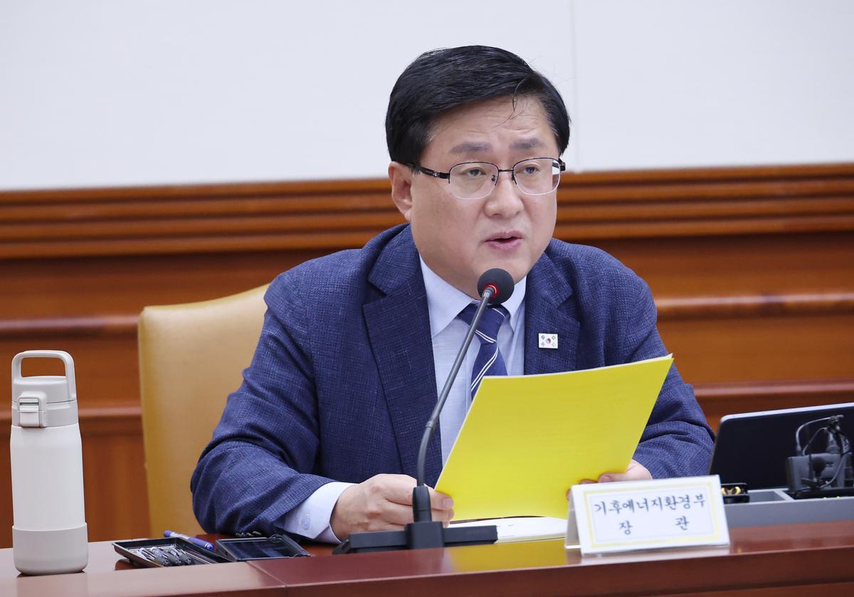 김성환 기후에너지환경부 장관이 22일 서울 종로구 정부서울청사에서 열린 비상경제본부 회의 겸 경제장관·국가창업시대전략회의 및 부동산관계장관회의에서 공공소각시설 조기확충 방안을 소개하고 있다. 연합뉴스