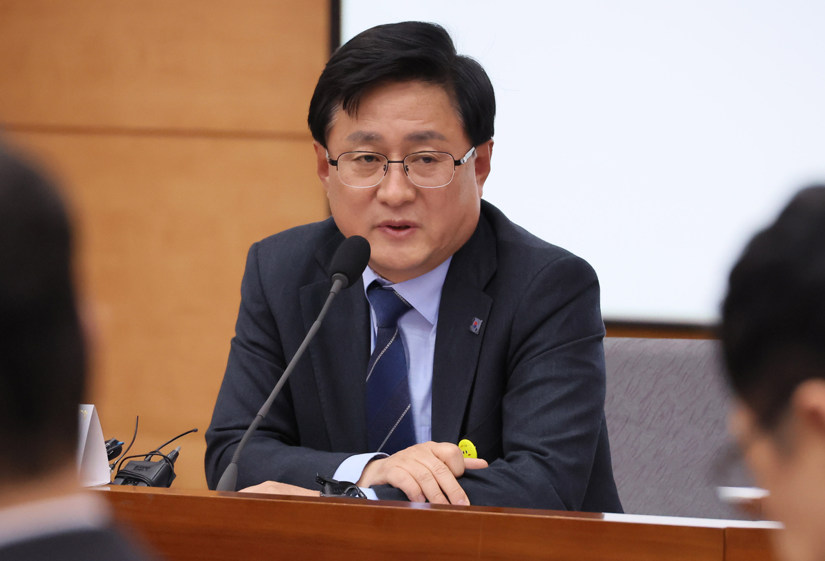 김성환 기후에너지환경부 장관이 16일 정부서울청사 별관에서 열린 공동주택 내 전기차 충전시설 설치·운영체계 개선을 위한 간담회에 참석해 발언하고 있다. 연합뉴스