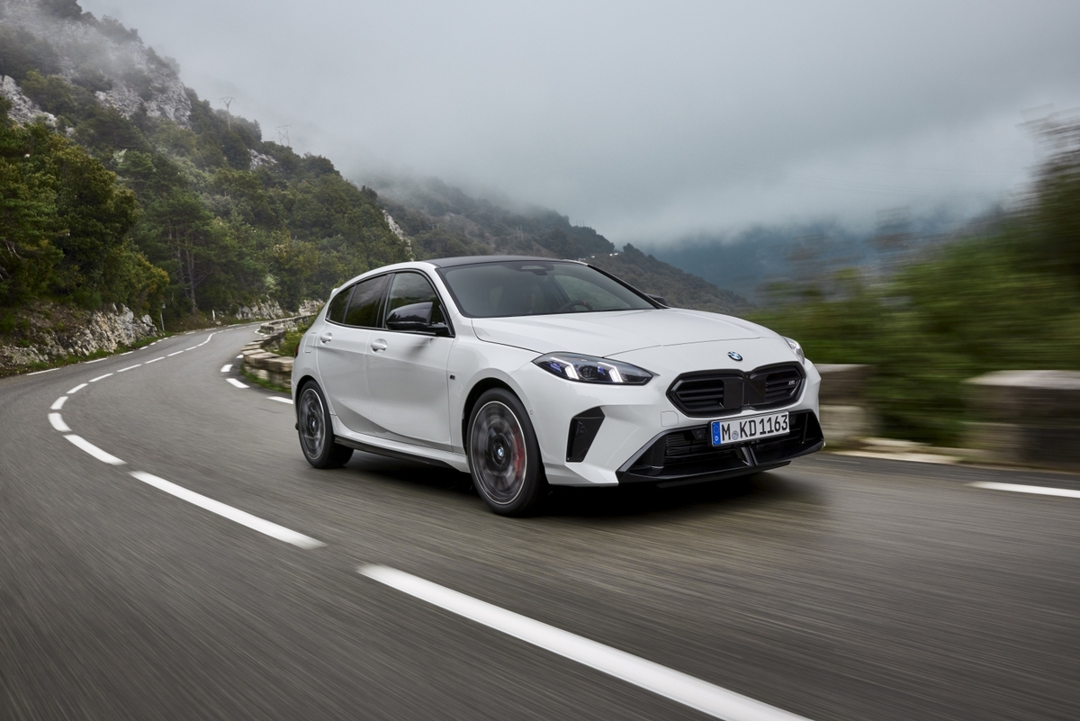 BMW M135 xDrive가 도로를 주행하고 있다. BMW