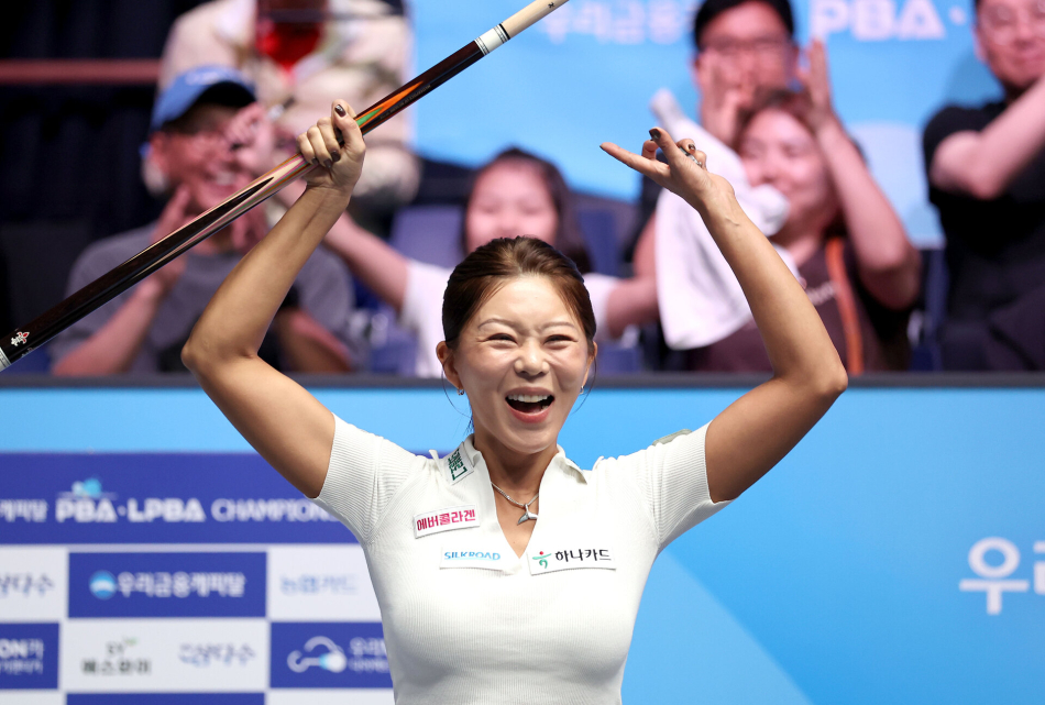 김가영이 23일 고양 킨텍스 PBA 스타디움에서 열린 우리금융캐피탈 LPBA 챔피언십 우승을 확정하고 환호하고 있다. PBA 제공
