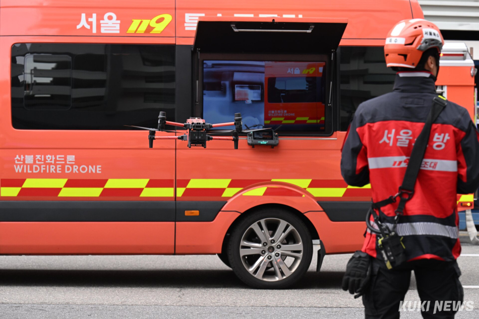 19일 한양대학교병원에서 진행된 ‘2026년 재난대응 안전한국훈련’에서 소방관들이 드론으로 사고 현장을 파악하고 있다.