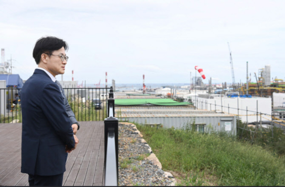 김정관 산업통상부 장관이 지난해 9월19일 울산 남구 석유화학산업단지 내 에쓰오일 샤힌 프로젝트 건설 현장을 둘러보고 있다. 산업통상부 제공