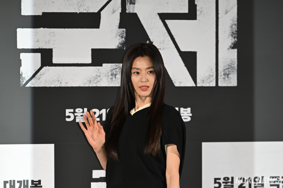 전지현이 20일 오후 서울 한강로3가 CGV 용산아이파크몰에서 열린 영화 ‘군체’ 기자간담회에 참석해 포즈를 취하고 있다. 임은재 기자