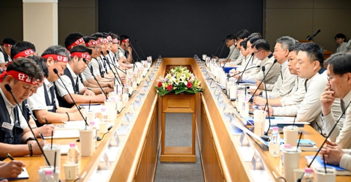 현대자동차 노사 관계자들이 지난 6일 현대차 울산공장에서 2026년 임금협상 상견례를 하고 있다. 연합뉴스