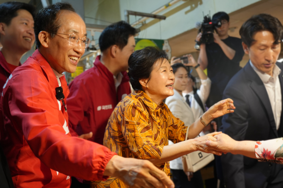 추경호 국민의힘 대구시장 후보와 박근혜 전 대통령이 23일 칠성시장을 찾아 상인들과 인사를 나누고 있다. 후보 측 제공