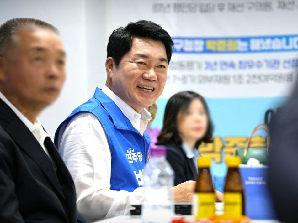 박준희 더불어민주당 관악구청장 후보가 지난 14일 서울 관악구 캠프 사무실에서 간담회를 열고 구민들과 만나고 있다. 박 후보 캠프 제공