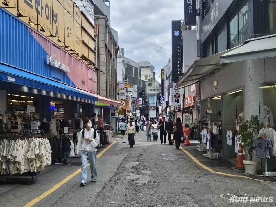 22일 오후 광주 동구 충장로 거리를 시민들이 오가고 있다. 서지영 기자