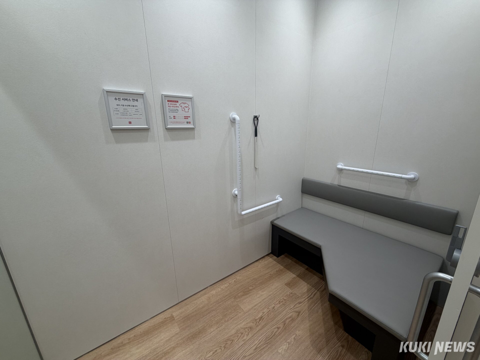 휠체어 이용 고객이 편하게 사용할 수 있도록 만들어진 피팅룸 내부. 심하연 기자