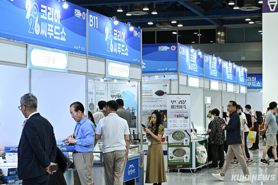 19일 서울 강남구 코엑스에서 열린 ‘코리아씨푸드쇼 2026’에서 관람객들이 수산식품을 살펴보고 있다.