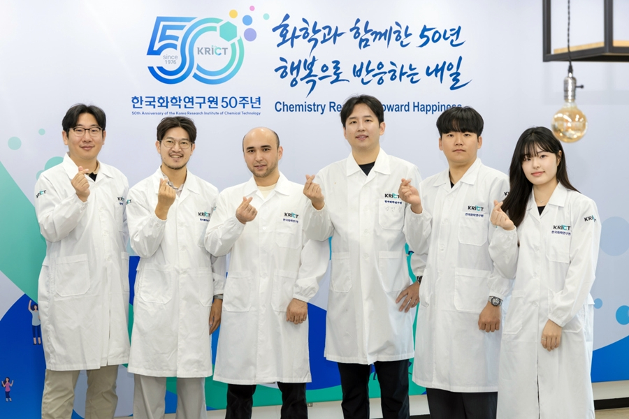 (왼쪽부터)박지훈, 이진희 책임연구원, 루스탐 율다셰프 화학연-UST 학생연구원, 김민철 선임연구원, 곽종민, 남원빈 석사후연구원. 한국화학연구원