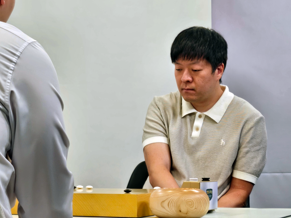 19년 전, 2007년 제50기 국수전 도전 5번기에서 이창호 9단을 3-1로 격침하고 국수(國手)에 등극한 바 있는 윤준상 9단. 최근 랭킹 33위까지 올라서는 호조에 더불어, 박정환 9단을 격파하고 쏘팔코사놀배 4강까지 진격했다. 한국기원 제공