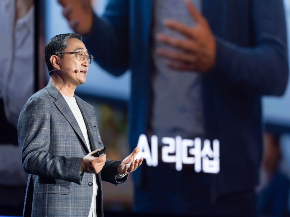 함기호 AWS 코리아 대표가 20일 서울 강남구 코엑스에서 열린 ‘AWS 서밋 서울 2026‘에서 기조연설을 하고 있다. AWS 제공