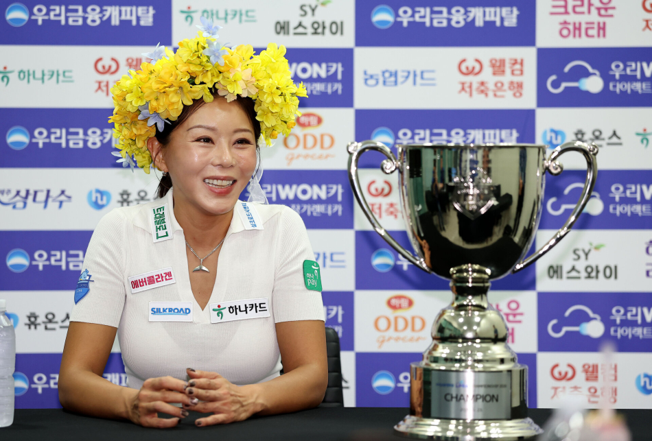 김가영이 23일 고양 킨텍스 PBA 스타디움에서 열린 우리금융캐피탈 LPBA 챔피언십 시상식 종료 후 진행된 기자회견에서 인터뷰를 하고 있다. PBA 제공