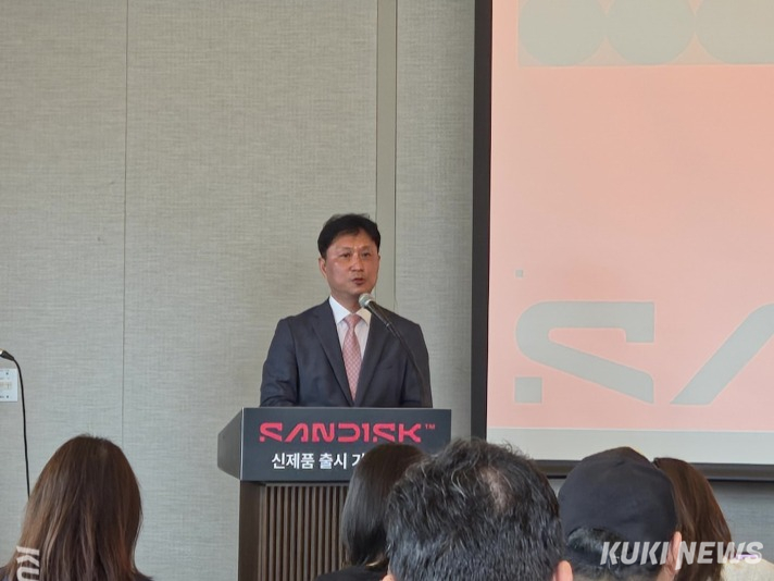 심영철 샌디스크 코리아 본부장이 19일 신제품 출시 기자간담회를 열고 차세대 포터블 SSD 제품군과 내장 SSD 브랜드 ‘옵티머스(Optimus)’ 라인업 등에 대해 설명하고 있다. 이혜민 기자