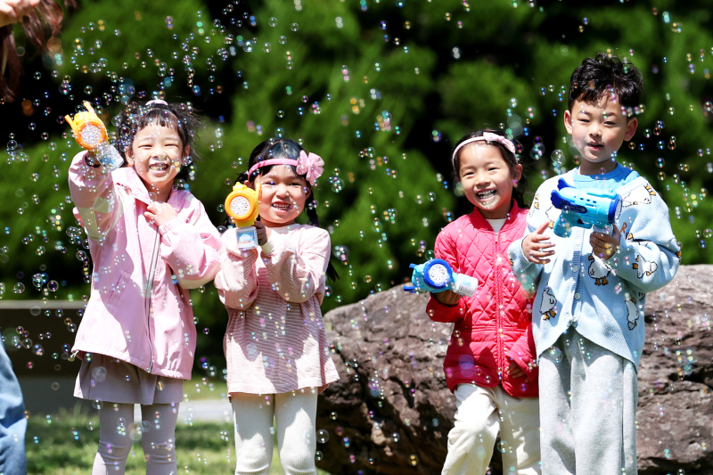 광주 북구 전남대학교 캠퍼스에서 북구청직장어린이집 아이들이 비눗방울 놀이를 하고 있다. 광주 북구 제공