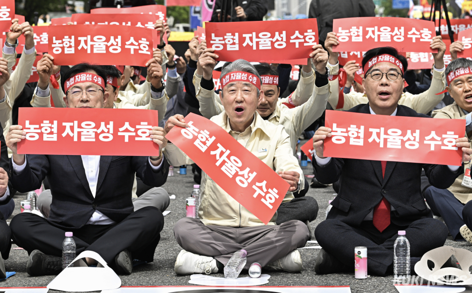 강호동(가운데) 농협 회장과 송언석(오른쪽) 국민의힘 원내대표가 지난달 21일 서울 영등포구 여의도공원에서 열린 ‘농협 자율성 수호 농민 결의대회’에 참석해 구호를 외치고 있다. 남동균 기자