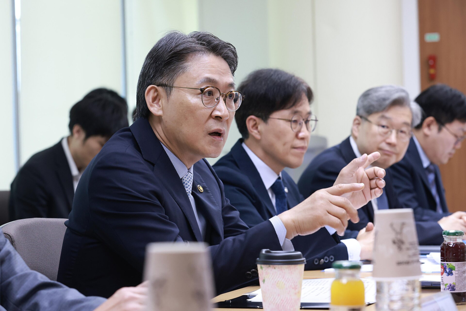 권대영 금융위원회 부위원장이 22일 ‘고성능 AI 관련 금융권 보안위협 대응 간담회‘에서 금융회사들이 AX 대전환 시기의 새로운 보안위협에 효과적으로 대응할 수 있도록 제도 개선 방안에 대해 논의했다. 금융위원회 제공