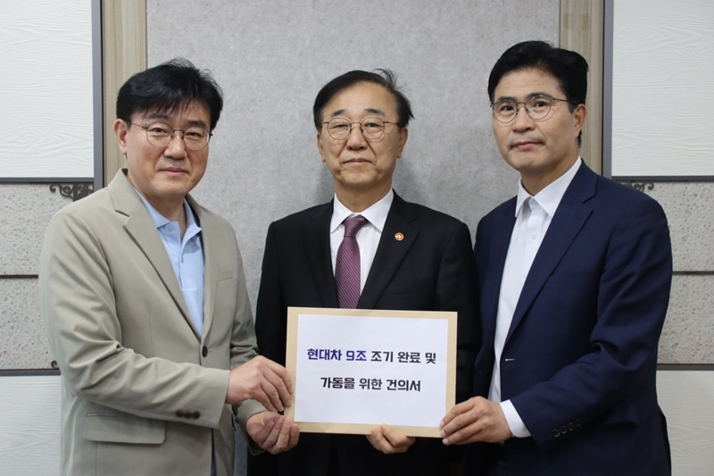 이원택 더불어민주당 전북도지사 후보와 김재준 군산시장 후보가 19일 익산역에서 김윤덕 국토교통부 장관을 만나 현대차 새만금 9조원 투자 조기 완료를 위한 건의서를 전달하고 있다.