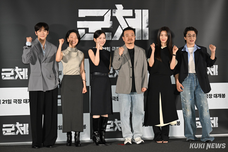 지창욱, 김신록, 신현빈, 연상호 감독, 전지현, 구교환(왼쪽부터)이 20일 오후 서울 한강로3가 CGV 용산아이파크몰에서 열린 영화 ‘군체’ 기자간담회에 참석해 포즈를 취하고 있다. 임은재 기자