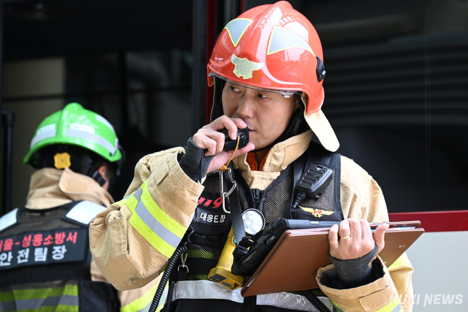 19일 한양대학교병원에서 진행된 ‘2026년 재난대응 안전한국훈련’에서 대응단장이 재난 상황을 지휘하고 있다.