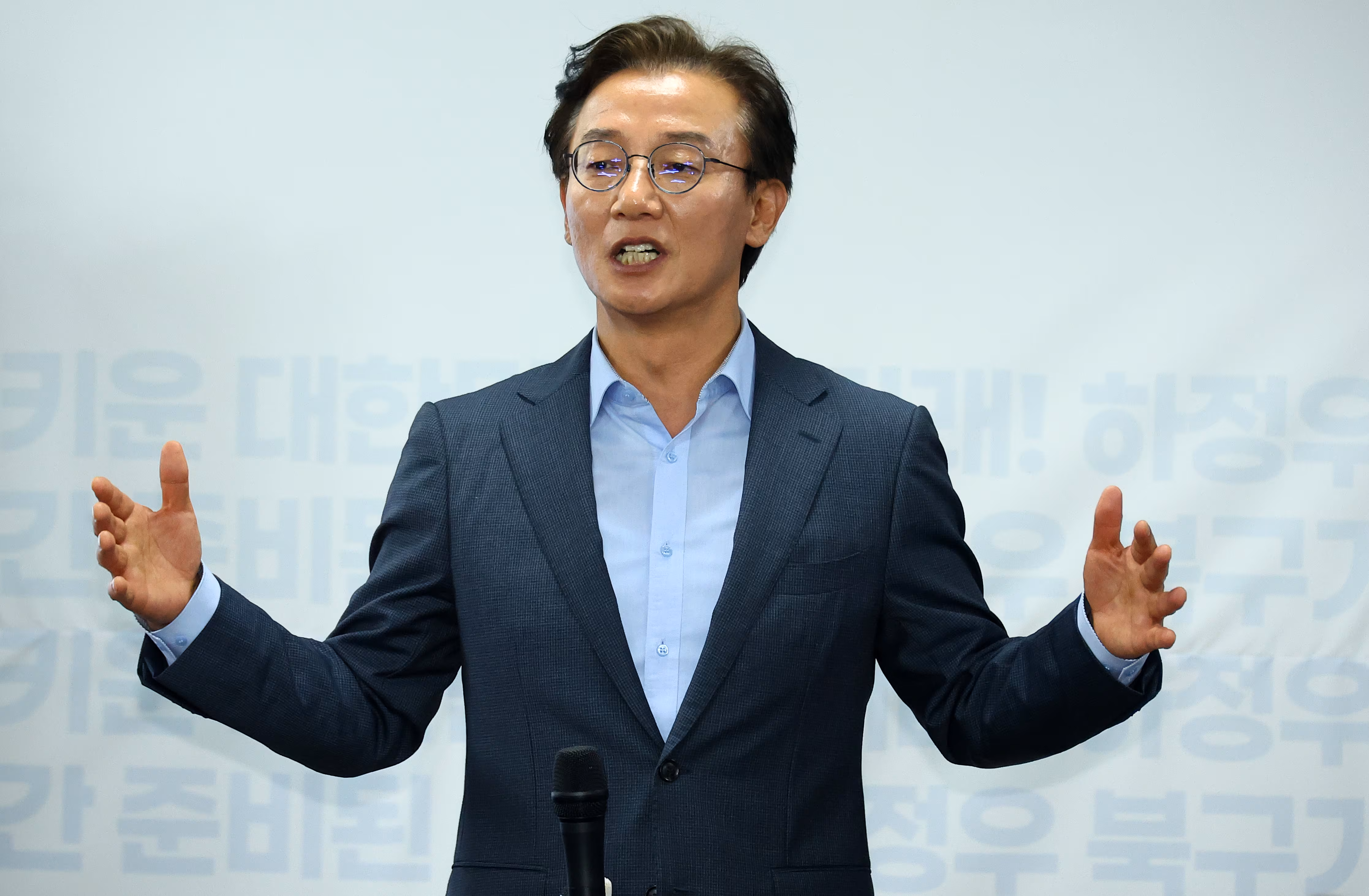 더불어민주당 전재수 부산시장 후보가 10일 오후 부산 북구에서 열린 하정우 북갑 국회의원 보궐선거 후보 선거사무소 개소식에서 인사말하고 있다./연합뉴스