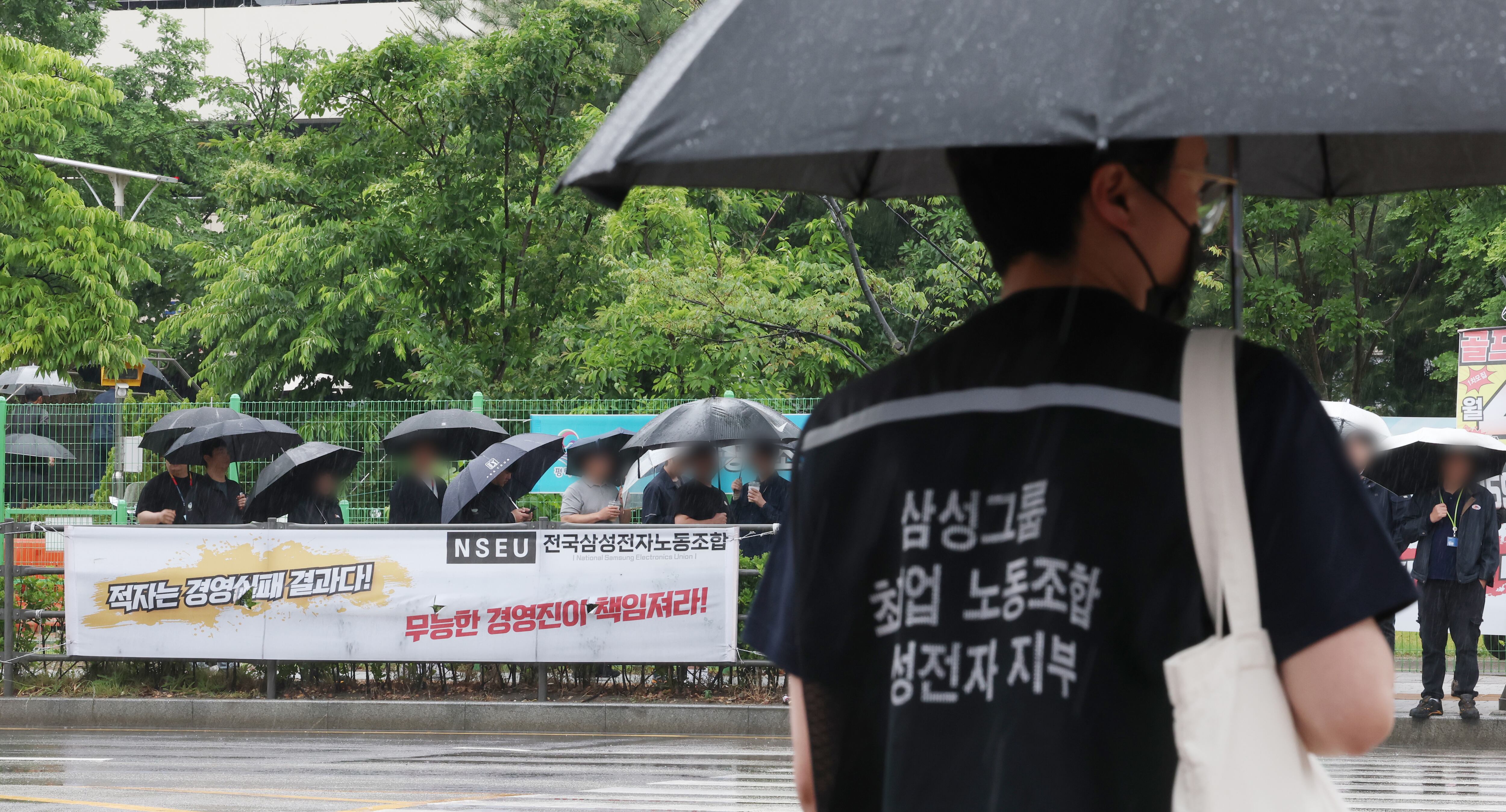 경기 평택시 고덕동 삼성전자 평택캠퍼스 앞에 붙어있는 파업관련 노조 현수막의 모습./뉴스1