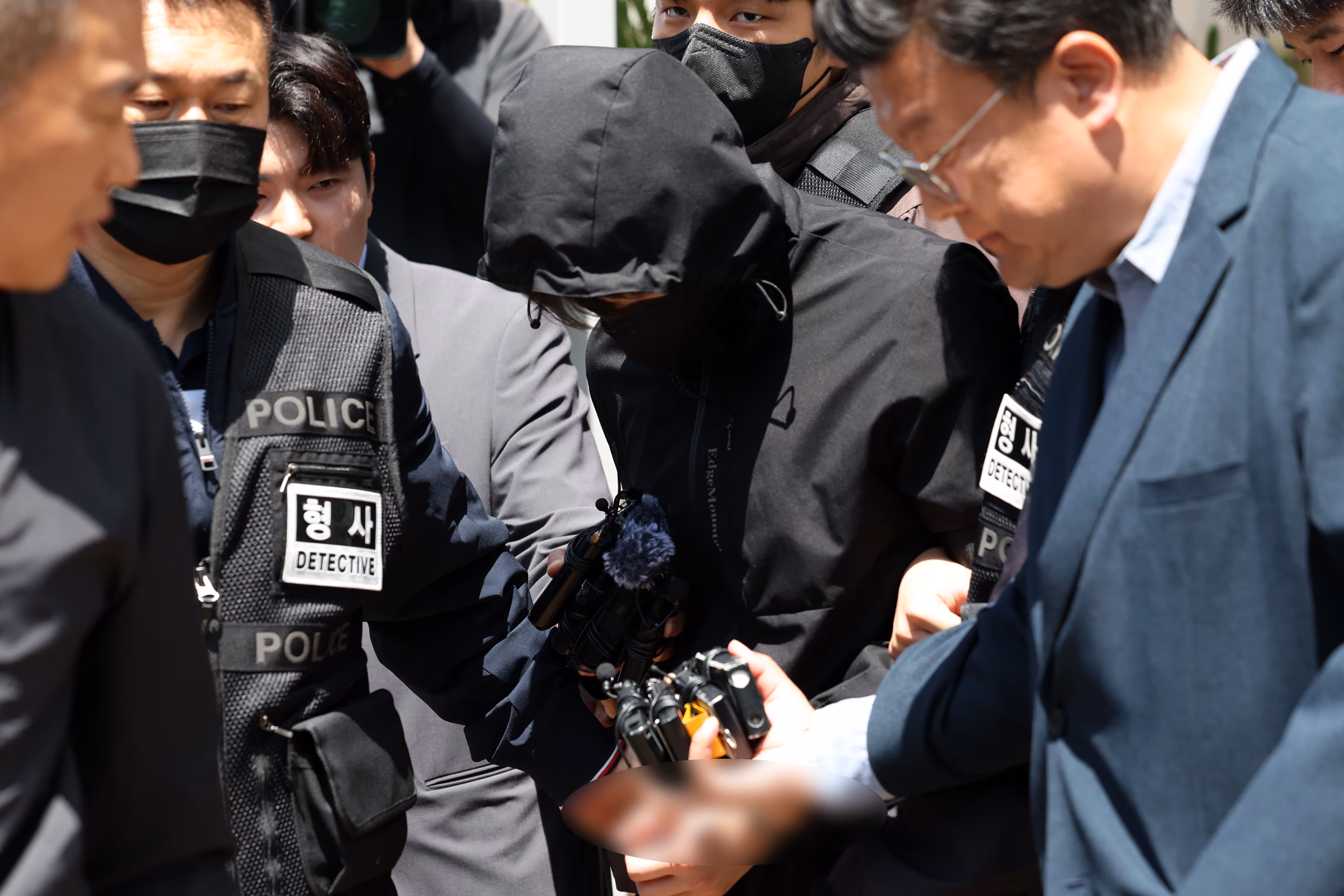 광주 도심에서 일면식 없는 여고생을 살해한 장모(24)씨가 지난 7일 구속 전 피의자 심문(영장실질심사)을 받고 광주지방법원을 빠져 나오고 있다. /뉴스1