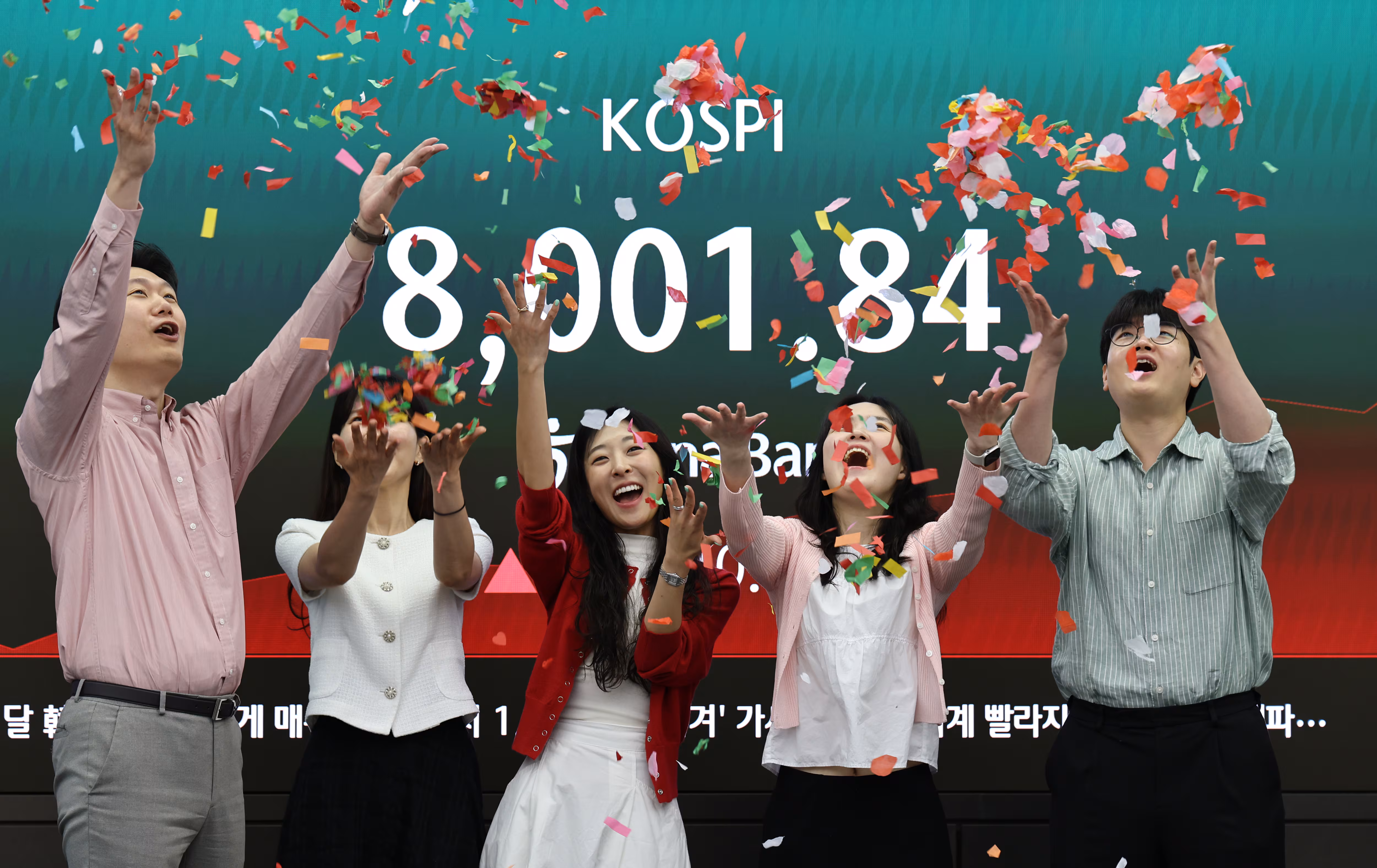 15일 서울 하나은행 본점 딜링룸에서 코스피 8천 기념 세리머니가 진행되고 있다./연합뉴스