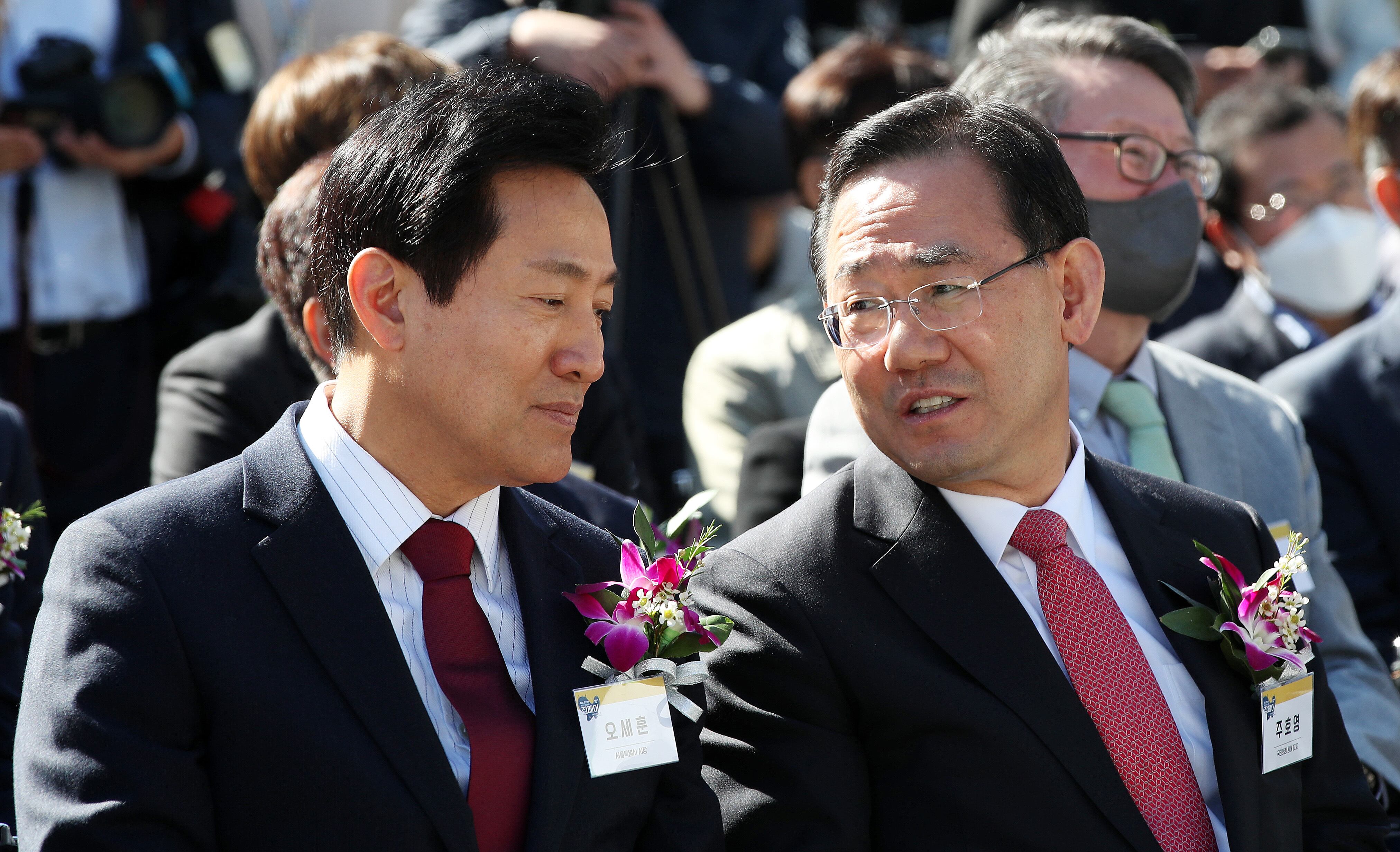 주호영(오른쪽) 국민의힘 의원과 오세훈 서울시장 후보. 사진은 2022 리스타트 잡페어 개막식 모습./뉴스1