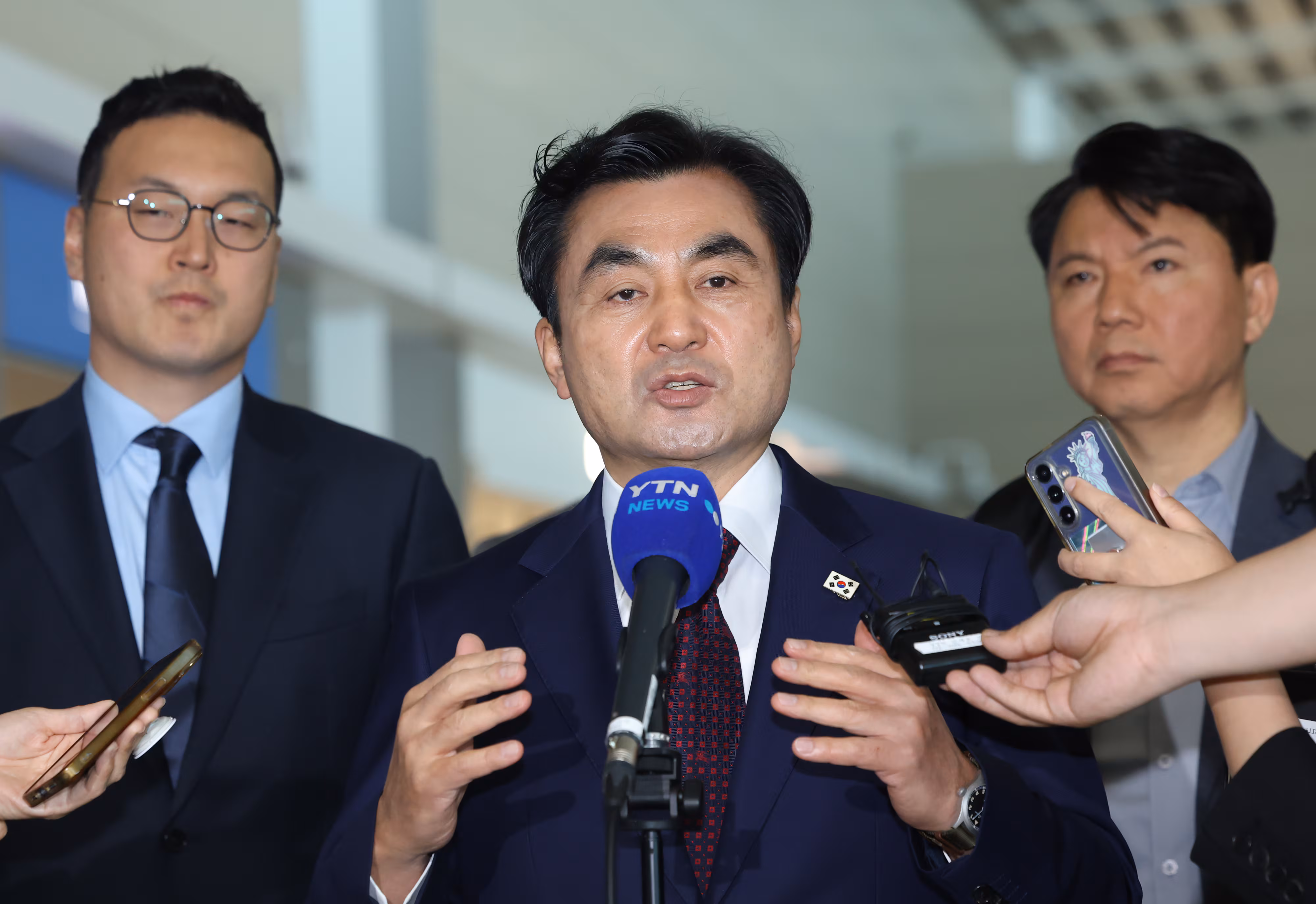 미국을 방문하는 안규백 국방부 장관이 10일 인천국제공항 제2터미널에서 취재진 질문에 답하고 있다. /연합뉴스